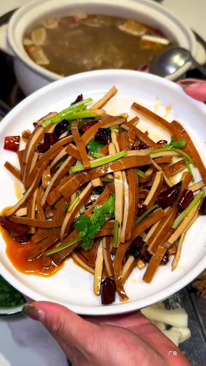 在金港国际就来喝土鸡菌汤~98的套餐好满足 天儿冷吃点啥 冬天就适合吃火锅 美食不可辜负 
