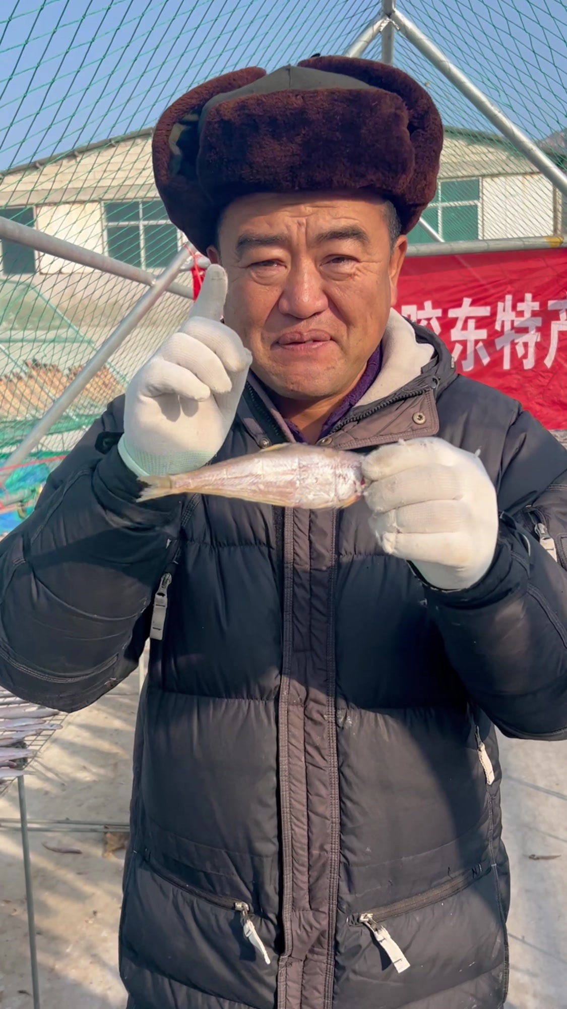 今年的毛扣鱼晒好啦,渔民老海今天带大家来参观晒场