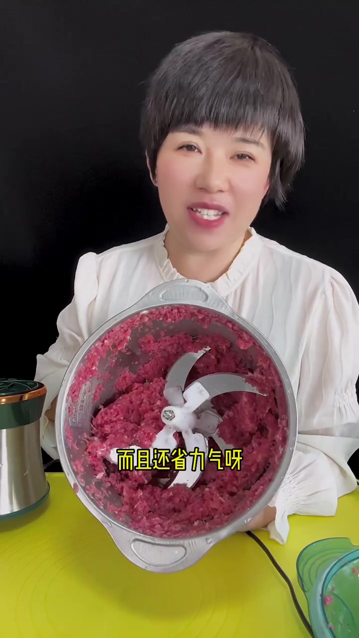 新款绞肉机活动来了,即日起左下角小黄车能拍到的,都是双盆双盖,到手五套刀,还有小刮刀和防滑
