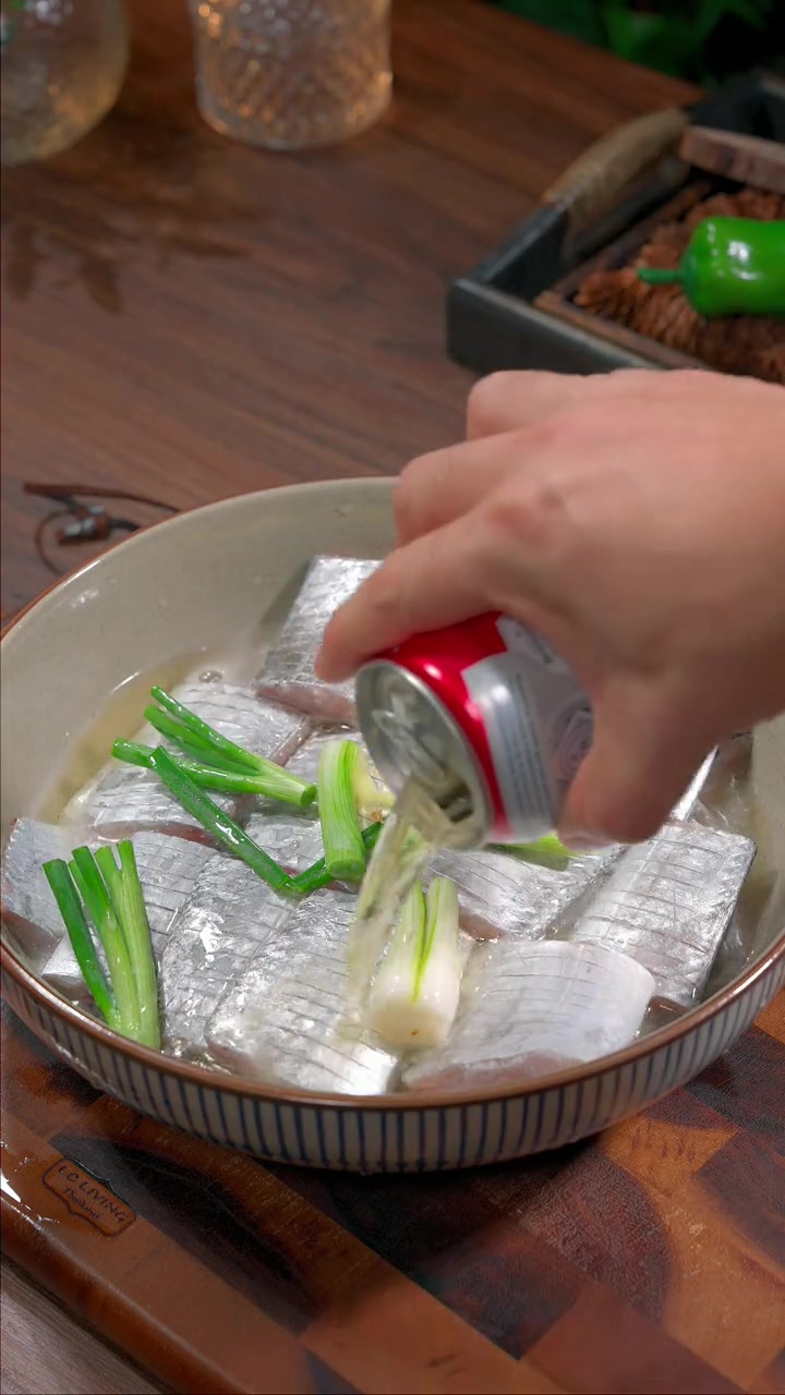 香酥油炸带鱼 油炸带鱼怎么做好吃,今天一个视频教会你,简单鲜美,赶紧在家安排上吧 油炸带鱼