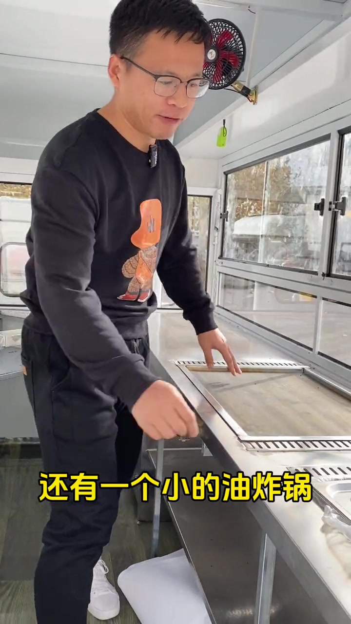 空间利用到最大化是什么体验?做肉夹馍这种简单的小吃,三轮车足够两个人忙活了。早餐车 肉夹馍