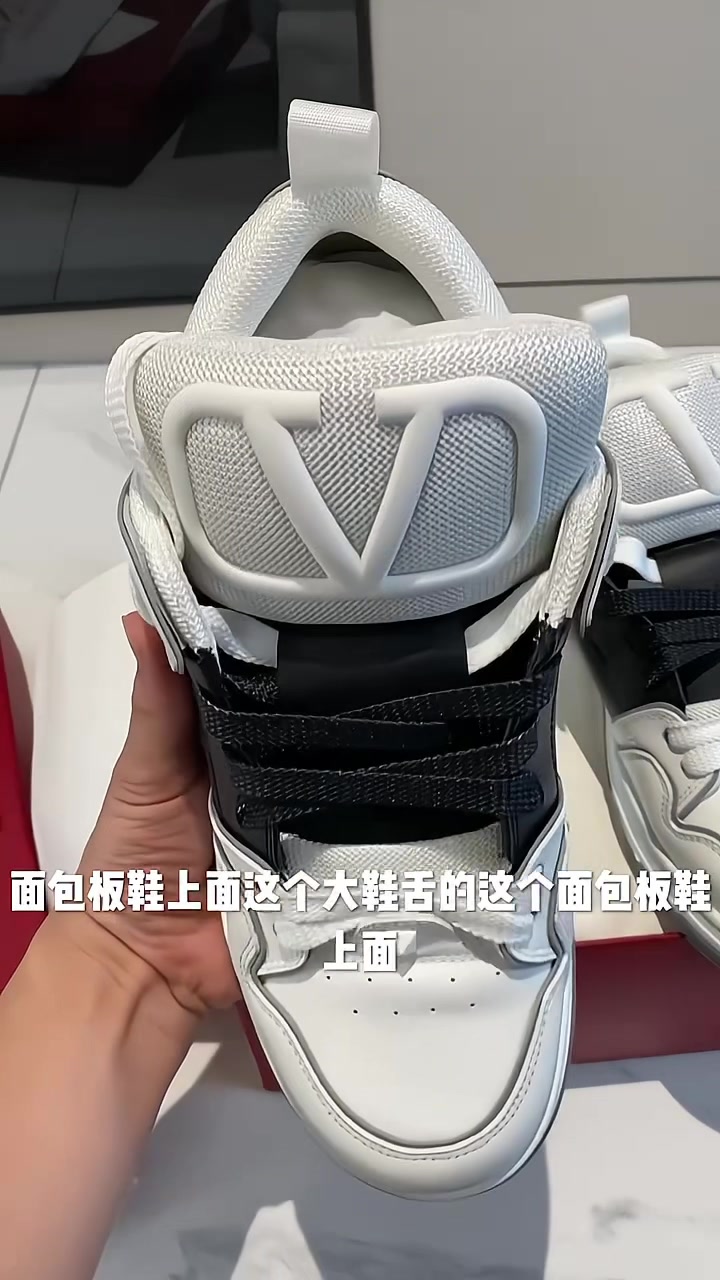 华伦天奴黑白大鞋舌面包板鞋,个性潮流又透气