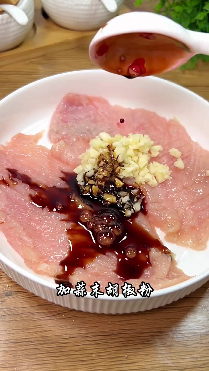 鸡胸肉别再水煮啦,试试这个做法,低卡健康蒜香十足的