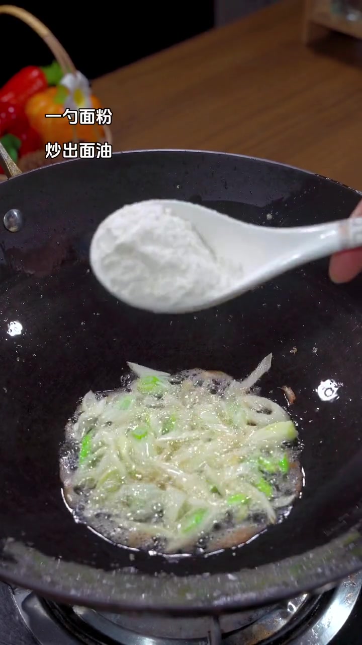天气越来越冷,给家人做一道汤鲜味美,营养丰富的白菜鸡蛋汤吧 美食 美食教程 白菜鸡蛋汤 汤