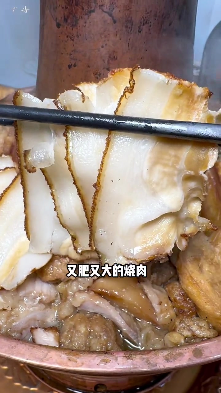 教育宾馆也有特色铜火锅了!排骨烧肉双拼2-3人餐才68!而且停车也很方便!天冷吃这个真的贼