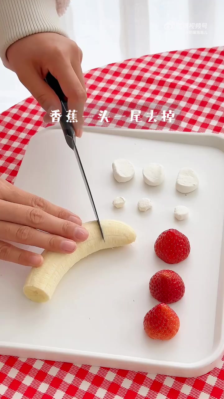 晚间分享「香蕉圣诞老人」圣诞月可爱甜品,水果圣诞老人串儿!真的有手就会～超级简单!只需要简