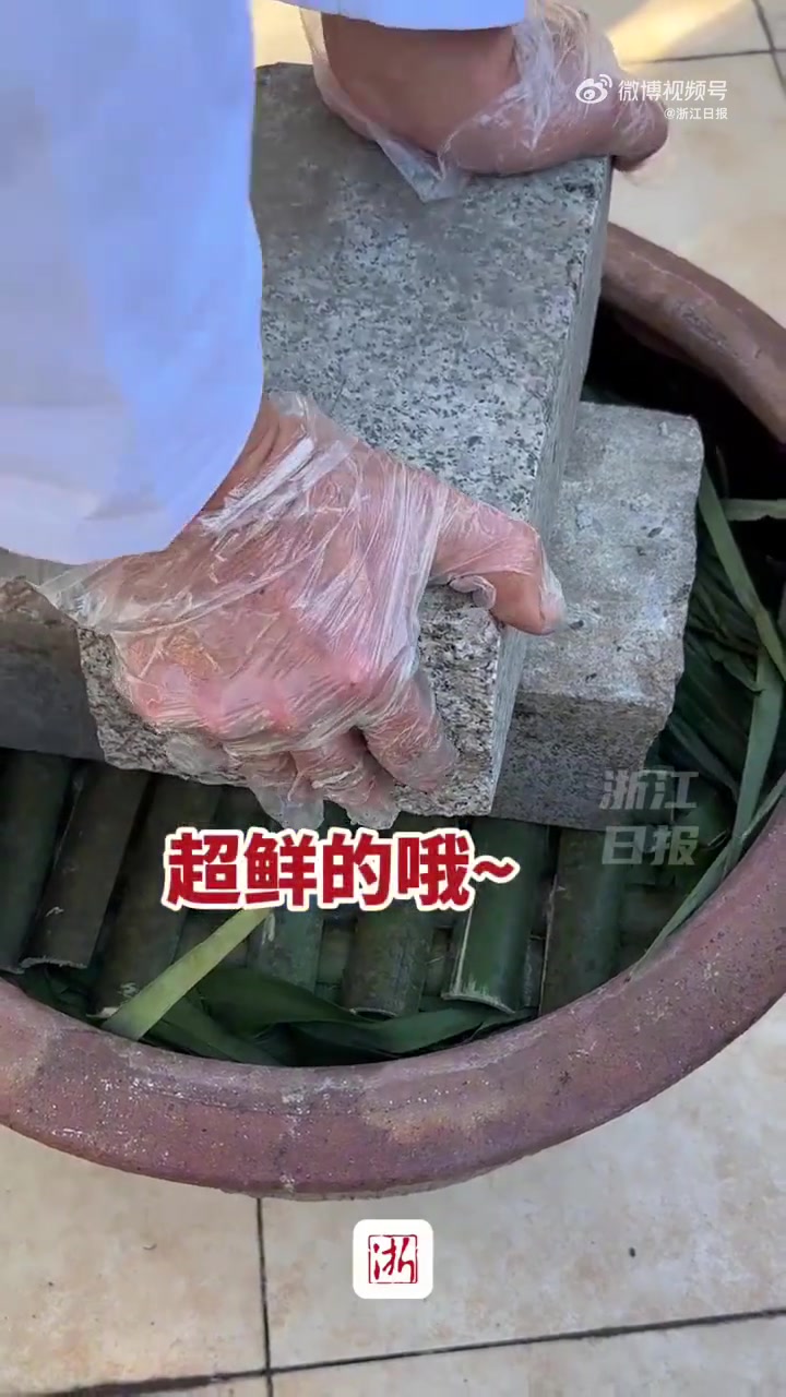 「浙江一高校自制酱鸭酱肉宠学生」近日,的学生们有口福了!该校后勤的大厨们自制了一批酱鸭酱肉