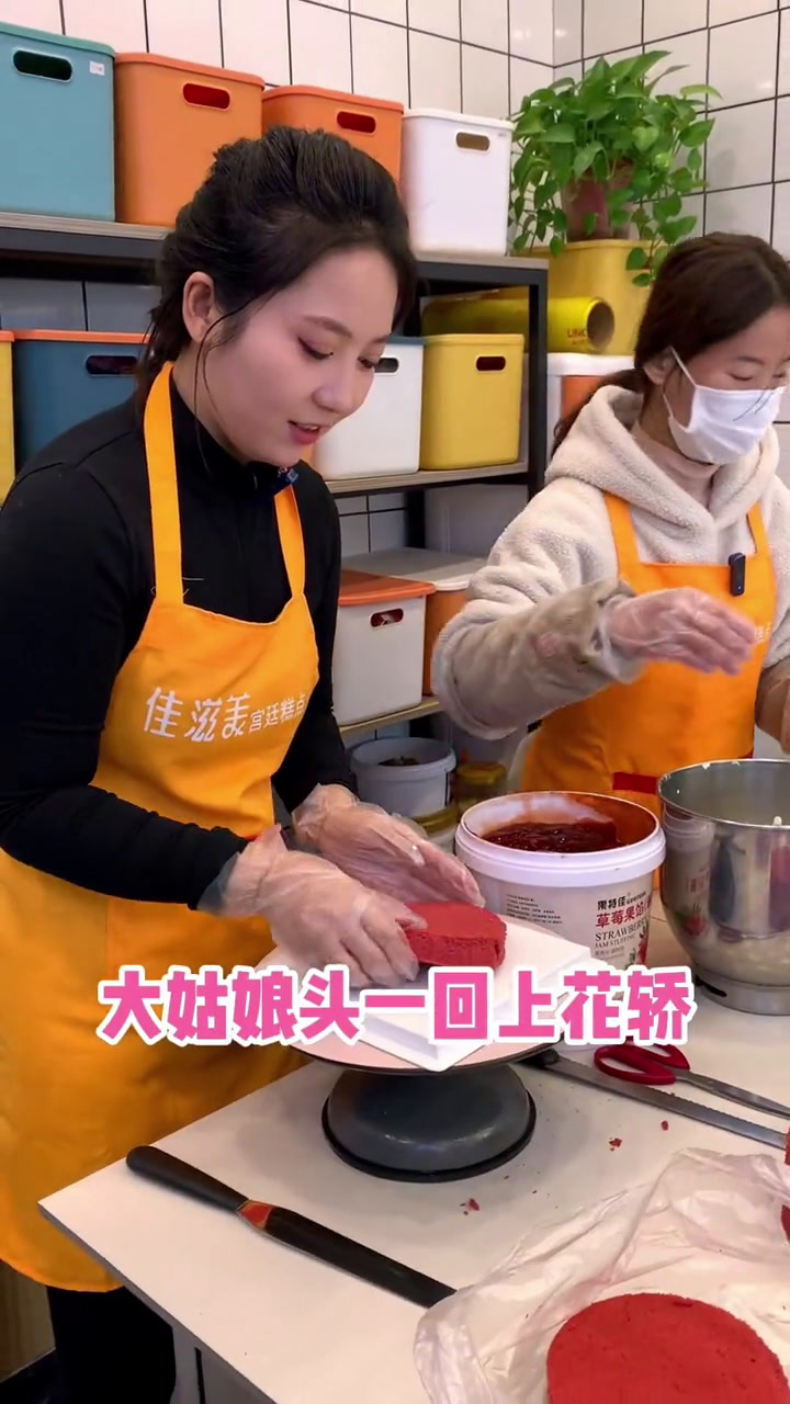 快艾特你的朋友给你买!圣诞节一定要吃到的草莓蛋糕!草莓蛋糕 冬天的第一个草莓蛋糕