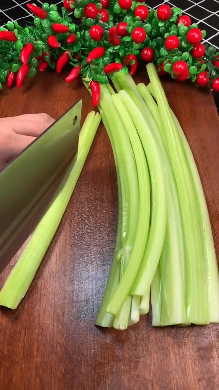 虾仁西芹这样做!记录真实生活 记录我的生活碎片 年夜饭 猪肉新吃法