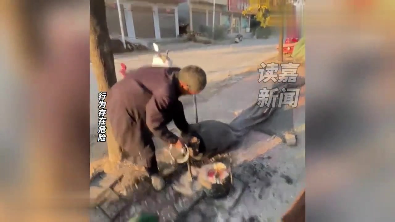 老人在路边用老式机器爆米花,开爆瞬间直接把自己震倒在地