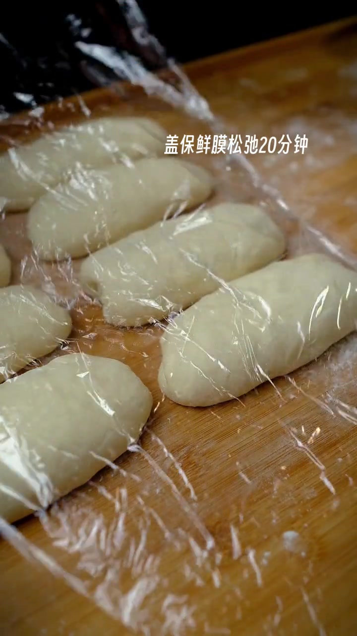 云朵般柔软的生吐司,95%含水量,口感巨软巨嫩!别花300排队买啦,快回家自己做!无蛋无奶