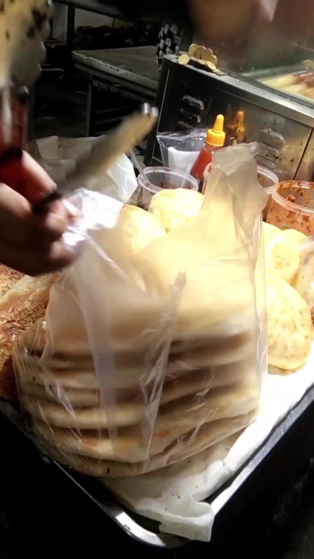 80的我们,现在安徽淮南做油酥烧饼,就靠自己的手艺养活一家