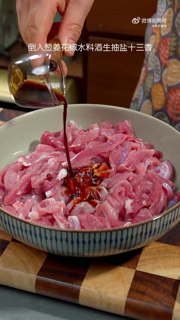 小酥肉的老式炸法,色泽金黄,外酥里嫩,香而不腻,越嚼越有味道。美味辽宁等您来 网红打卡地辽