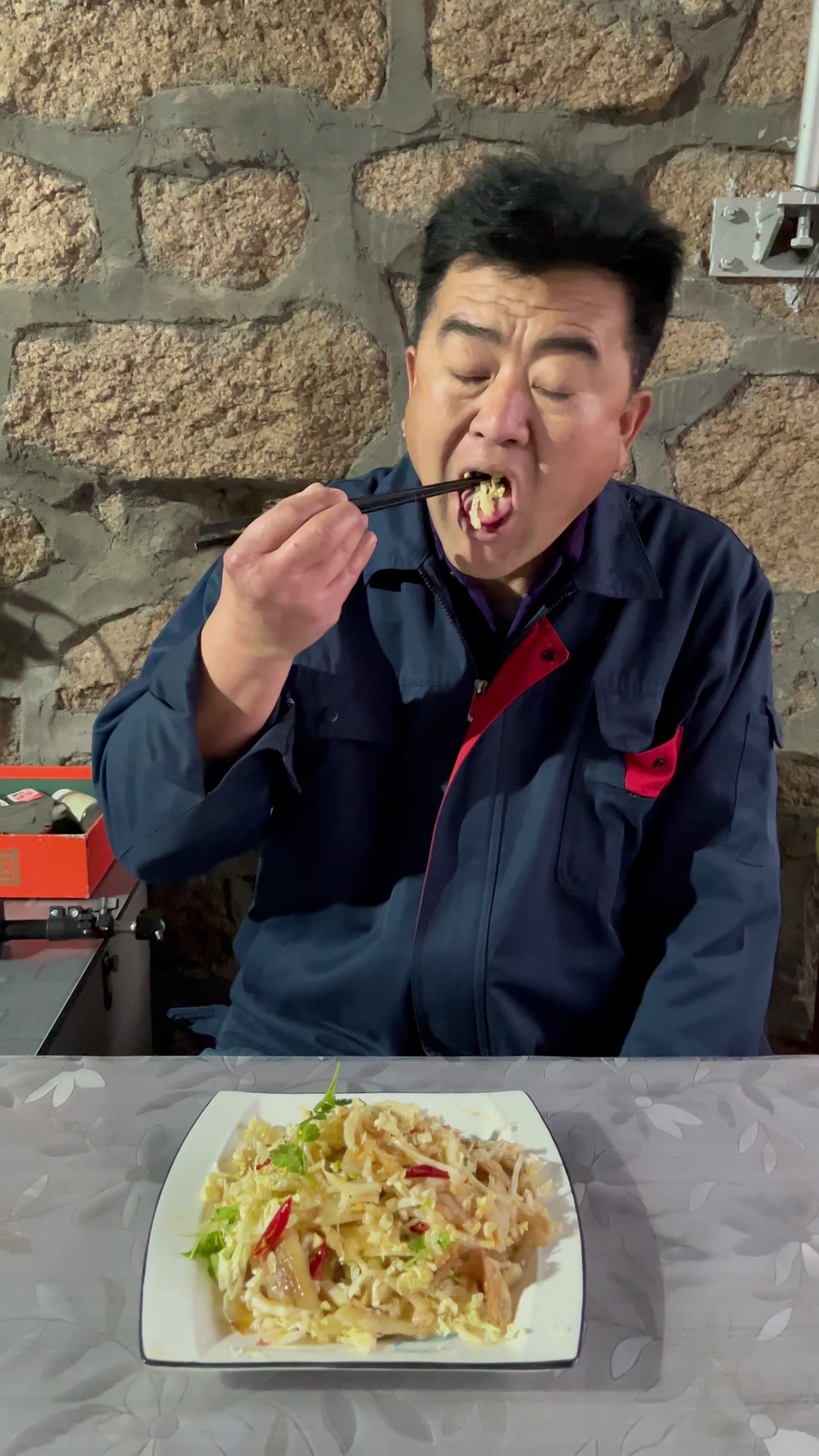 渔民老海今天教大家做一道先生鱼拌白菜心,鲜香酥脆,做法简单