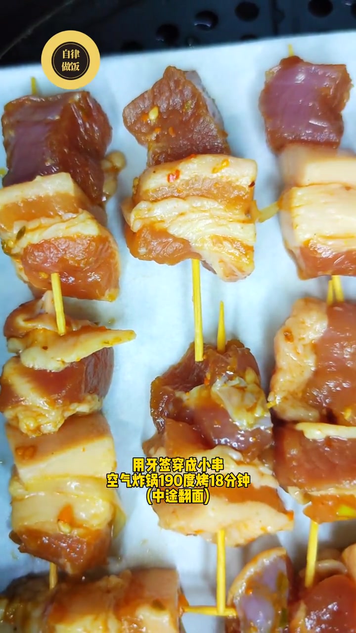 五花肉小烤串,一口一个滋滋冒油～烤串 妈呀太香了 好吃到停不下来 烧烤