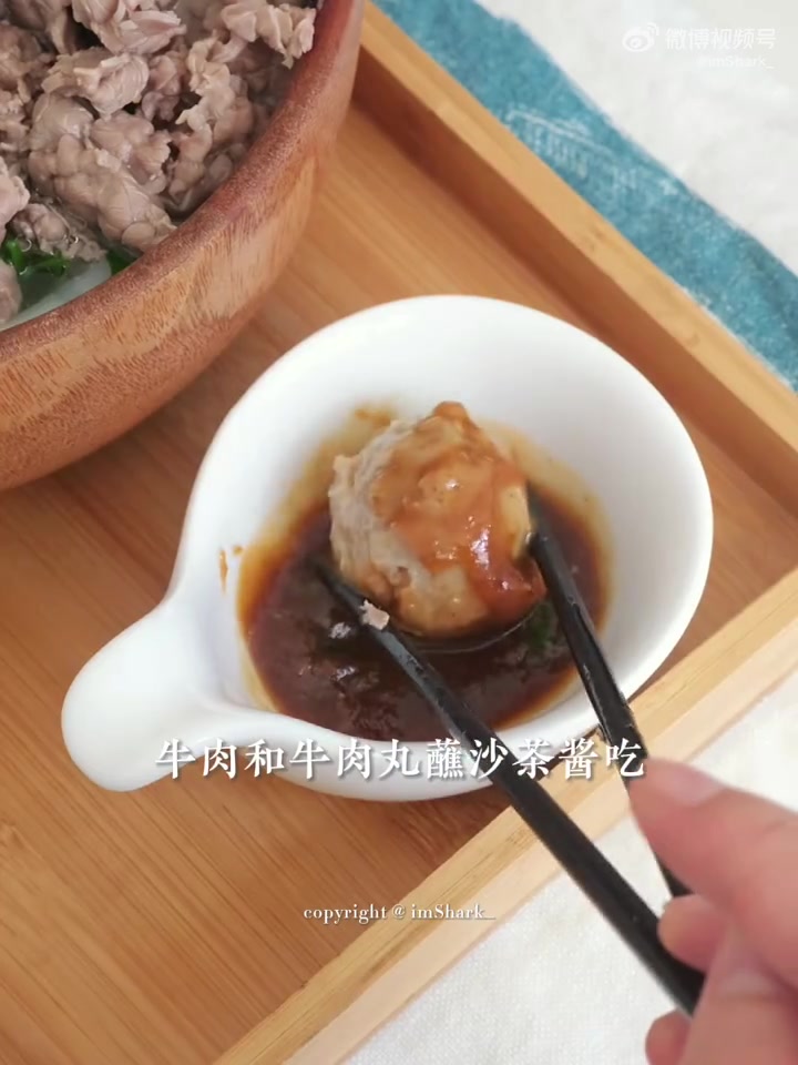 今天又是能快速吃上饭的一天!来一碗简单又美味的潮汕牛肉粿条汤,只需将煮好的粿条和牛肉盛入碗