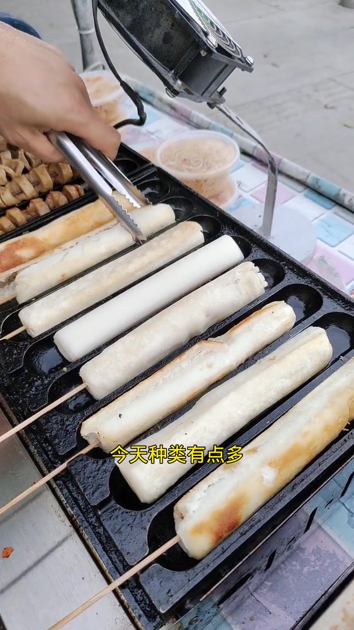 今天是我学校旁边摆摊卖章鱼小丸子的第一天,总共投资100左右,今天生意还不错,加油,摆摊人