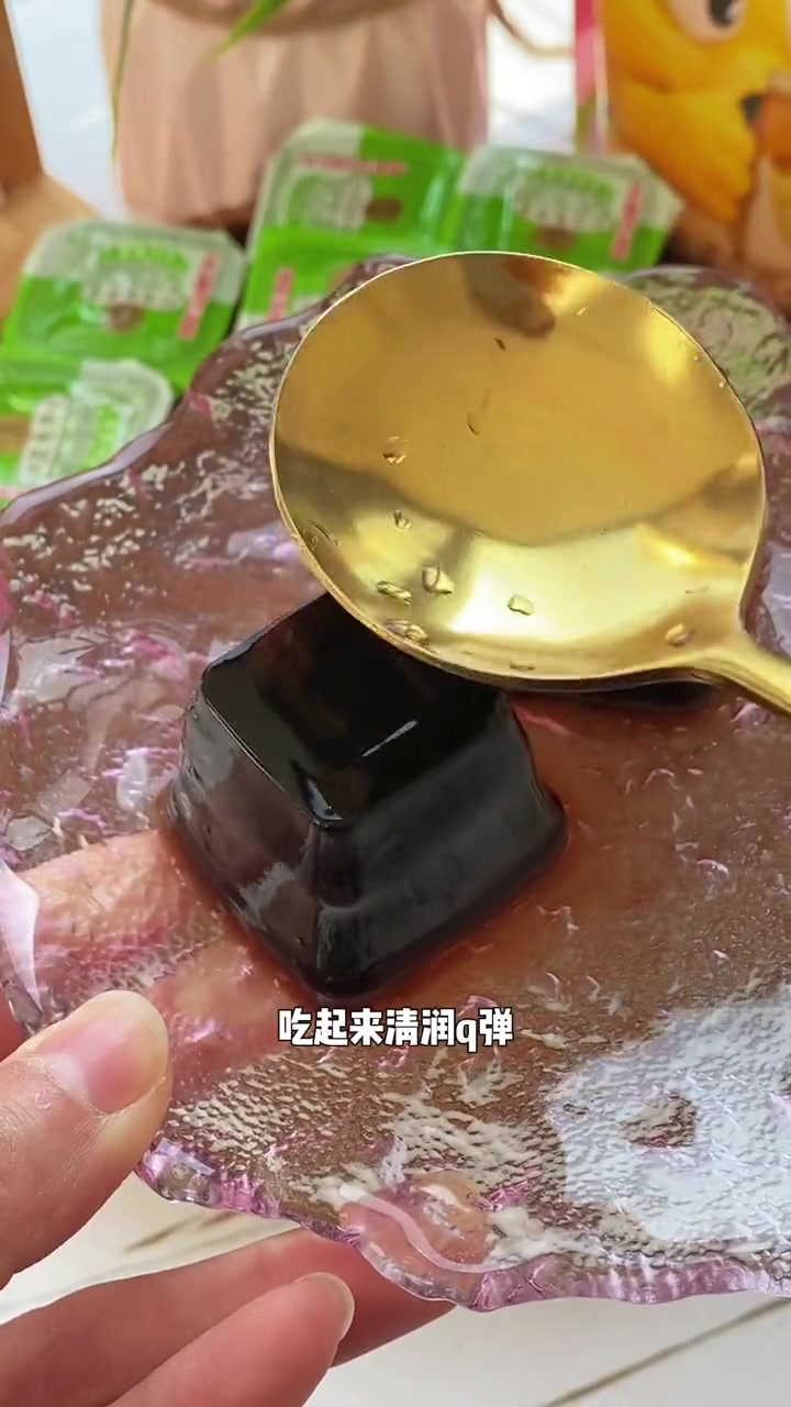 爱吃辣,上火严重的时候 试试这个 龟苓膏 好吃又解腻,一秒降火!红豆龟苓膏 徐福记 哇又便