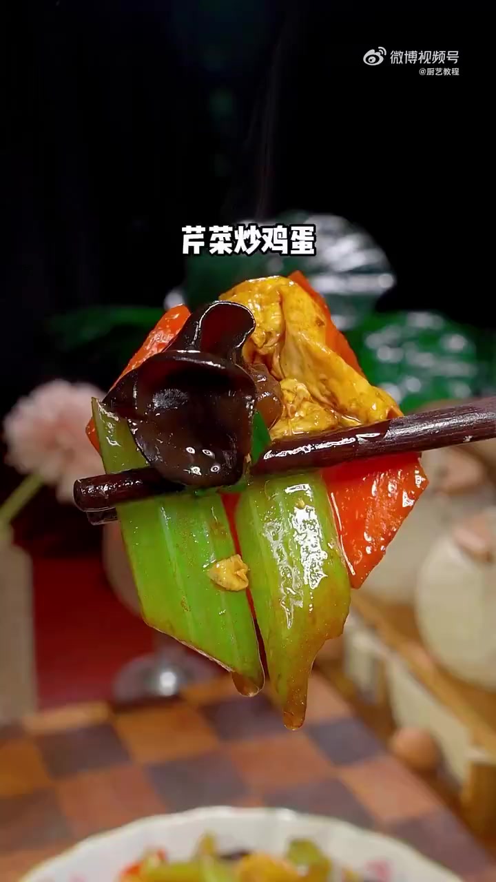 厨艺教程 美食时刻   厨艺教程 芹菜炒鸡蛋的家常做法,好吃下饭!(via.)