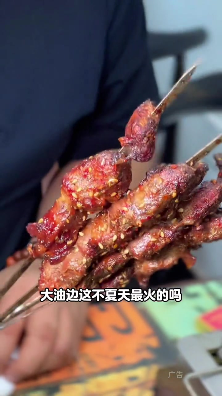 老式铁板鸡架配烧烤,守住了通辽人记忆里的味道!嘎嘎好吃 属实馋了 什么都阻止不了东北人撸串