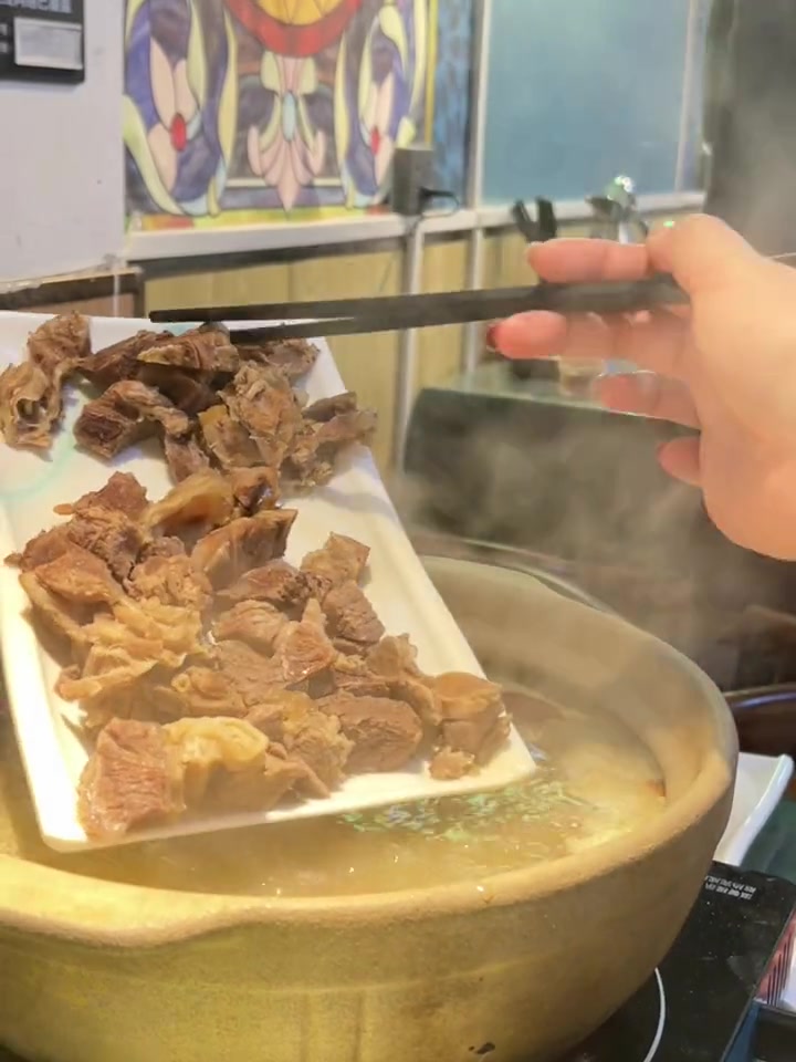 天冷来一锅砂锅羊肉煲暖心又暖胃 心动郑州 麦克苏提新疆烤肉 喝羊汤吃烤肉到麦克苏提 先喝汤