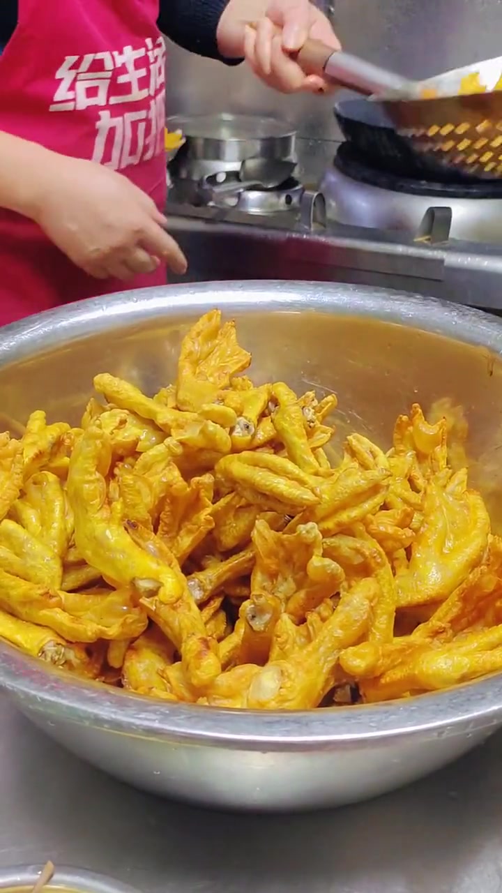 亮一款螺蛳鸭脚煲里的鸭脚卤制过程 美食制作分享 卤鸭脚 带皮鸭脚 地方特色美食