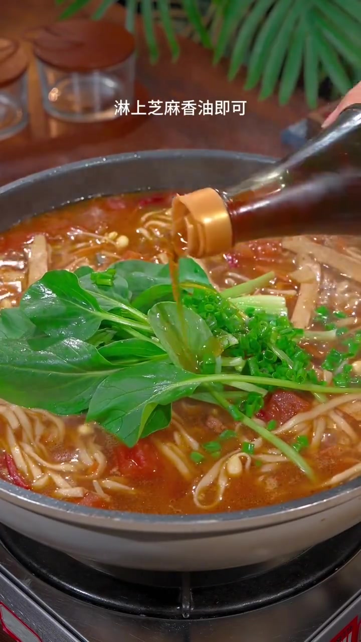 美食时刻 天冷了,给家人做一锅肉丝炝锅面,热热乎乎的,大人小孩都喜欢吃