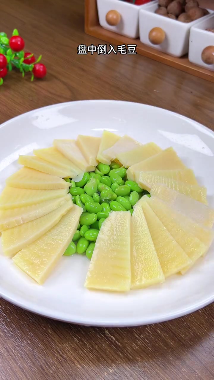 又到了一年一季吃冬笋的季节,搭配 咸肉 一起蒸一蒸,下饭简直太香了 温州美食