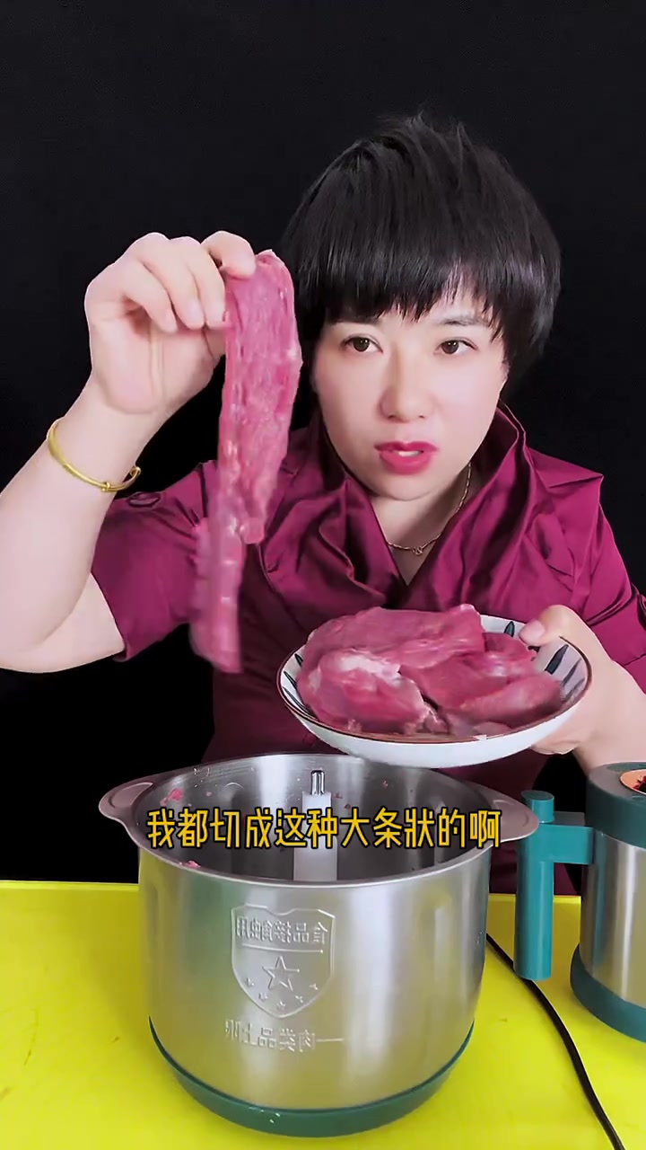新款绞肉机活动来了,即日起左下角小黄车能拍到的,都是两个盆,到手五套刀,还有小刮刀和防滑垫
