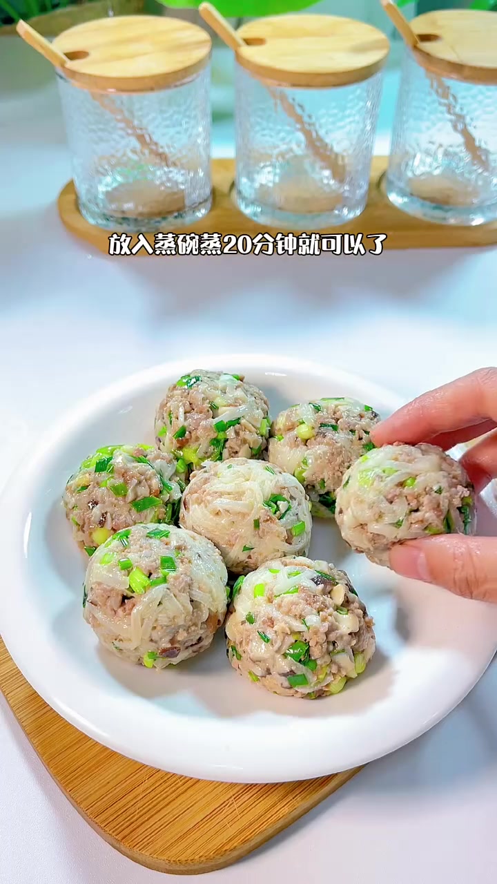 都说冬吃萝卜夏吃姜,今天给孩子做白萝卜的最新吃法,白萝卜蒸肉丸,一岁以上宝宝就可以安排