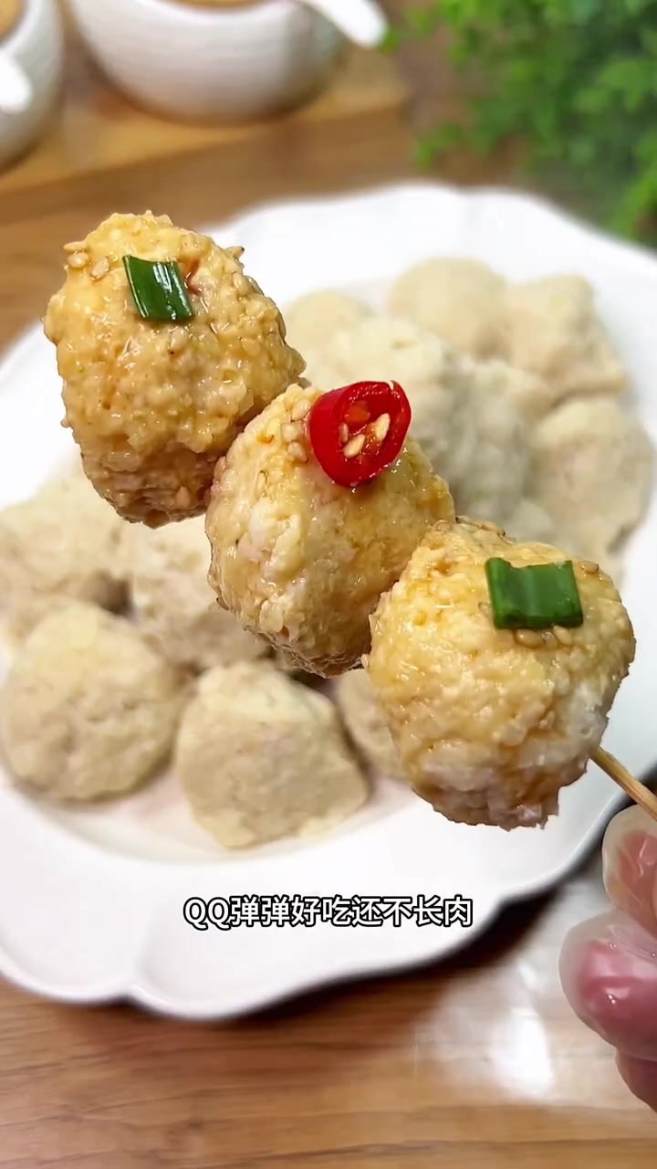 好吃又简单的低脂鸡胸肉丸子,一次可以多做一些放冰箱,QQ弹弹不长肉
