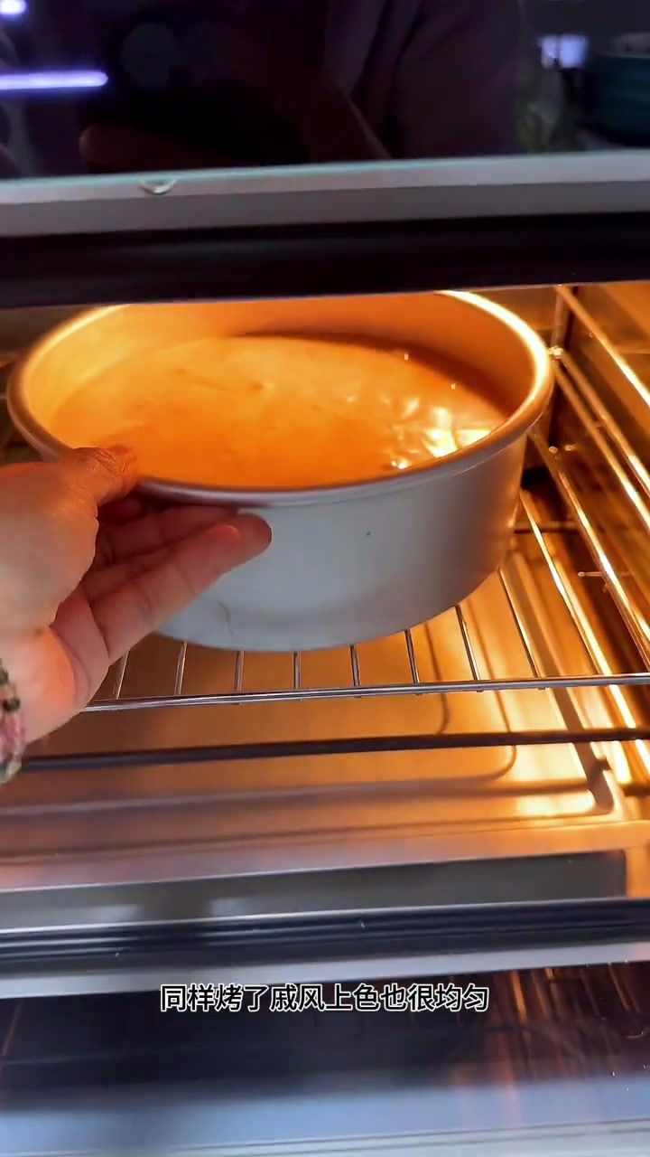 创作灵感 烤箱美食 今天用新烤箱首测圣诞树面包和戚风上色均匀,风炉面包烤两层饼干三层,家用