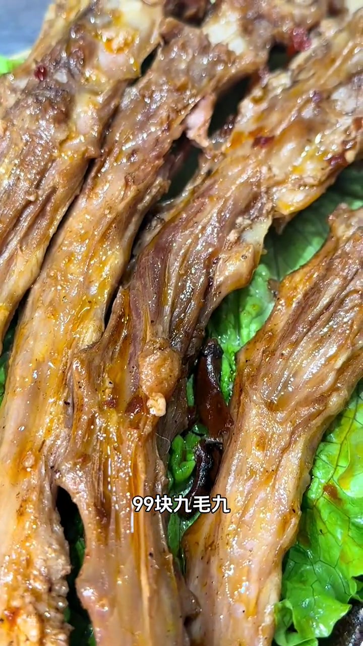 跟我爸吃牛大骨去了,贴骨肉吃的是真香 冰雪美食季 大口吃肉 美食探店 羊棒骨吸骨髓 啃骨头