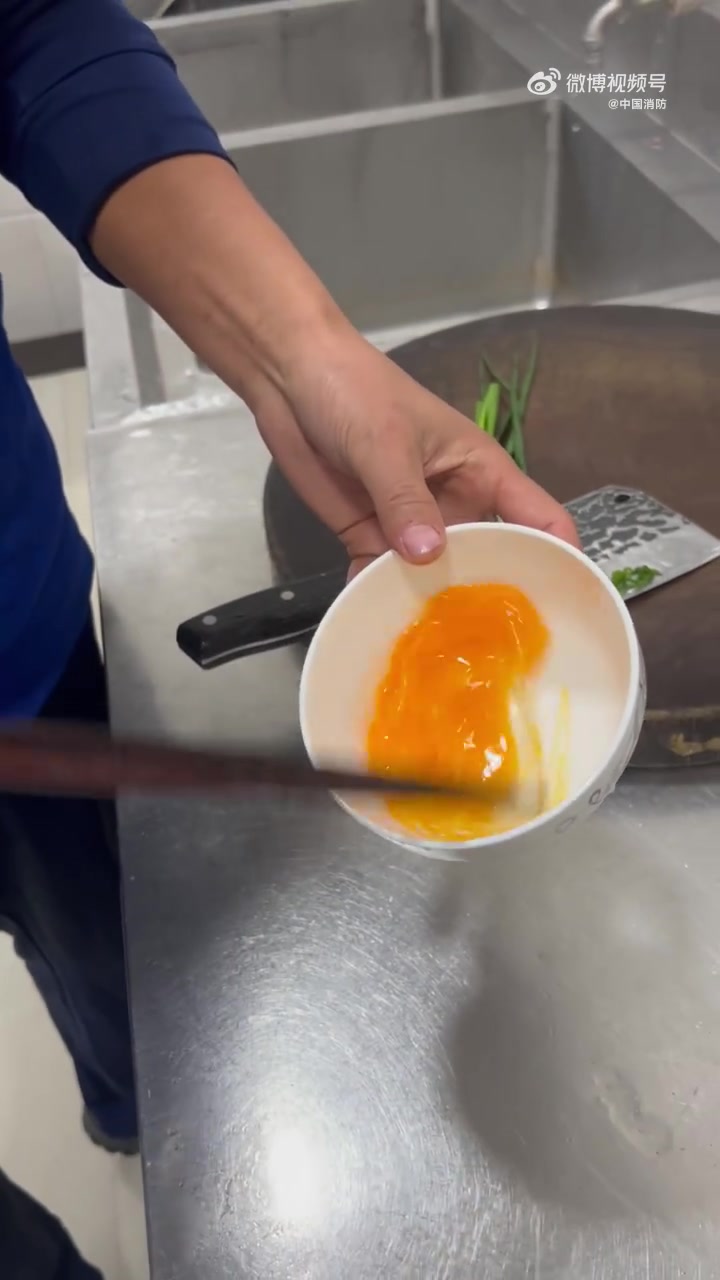 「绝密!蓝朋友教你做贵州特色蛋炒饭」贵州糟辣椒蛋炒饭不同于普通蛋炒饭的一点就是灵魂糟辣椒,