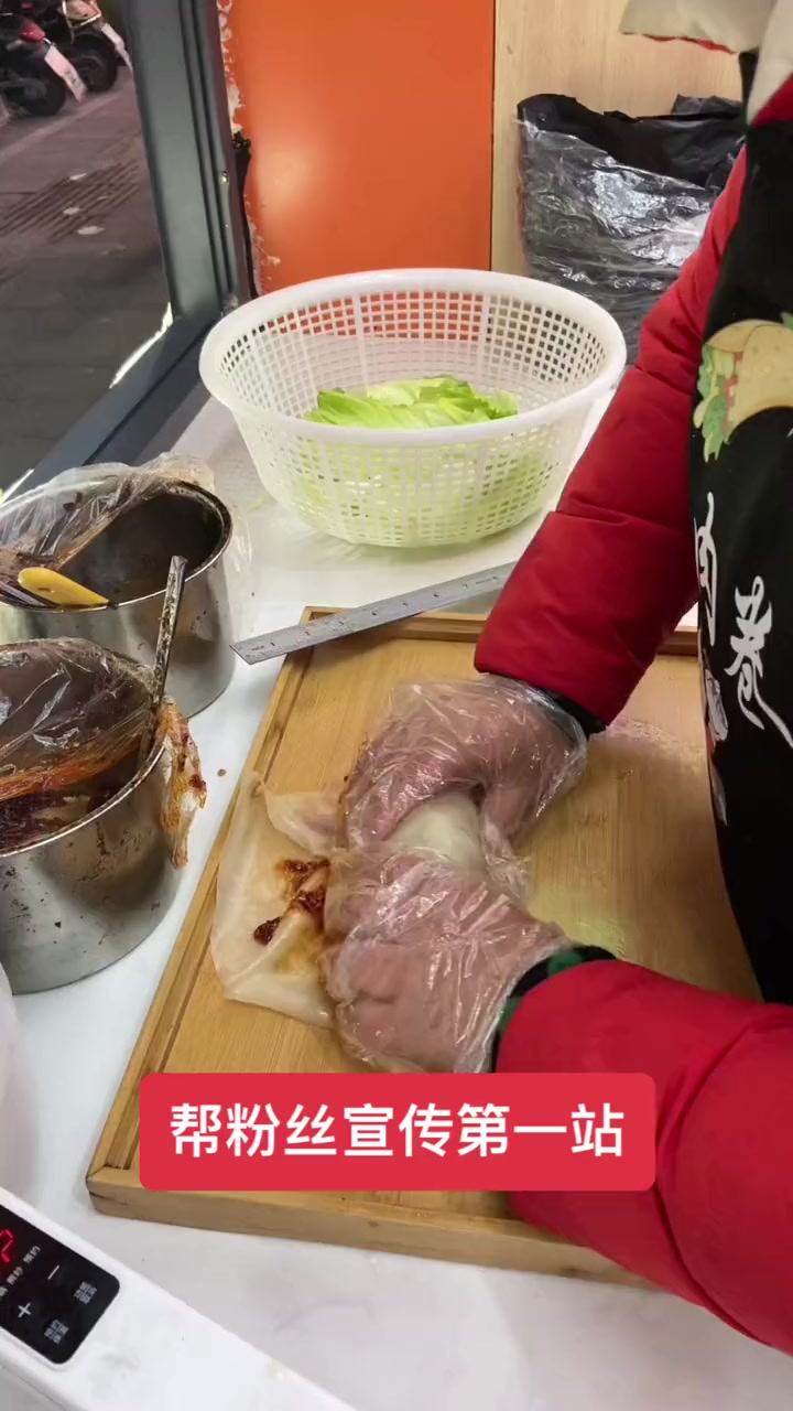 同城热门,东街小吃,老北京卤肉卷,好吃,不腻,欢迎品尝,感谢物理人支持
