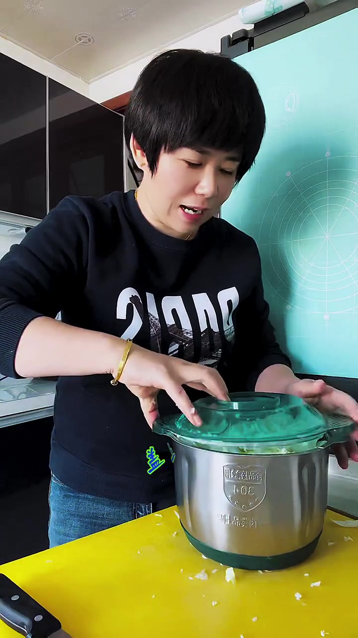 新款绞肉机活动来了,即日起左下角小黄车能拍到的,都是双盆双盖,到手五套刀,还有小刮刀和防滑