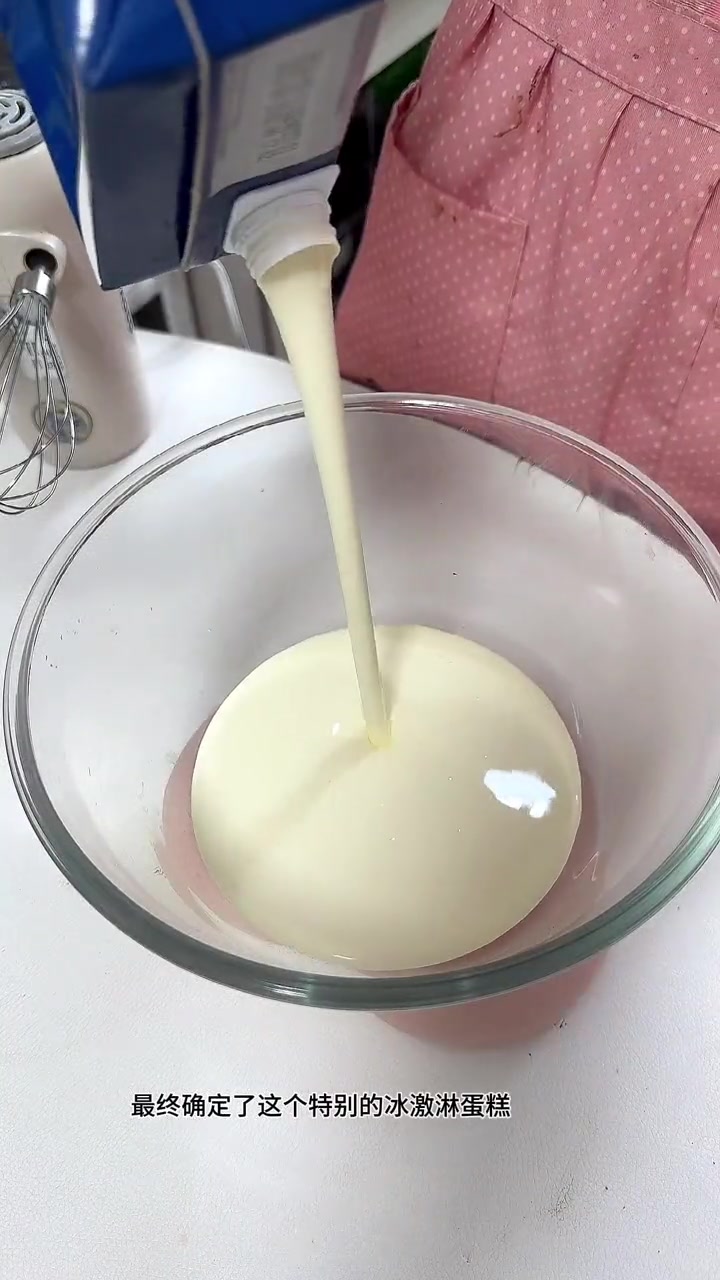 创作灵感 我的烘焙日常 冬天的第一个冰激淋蛋糕,纯手工的草莓冰激淋+抹茶冰激凌搭配可可戚风