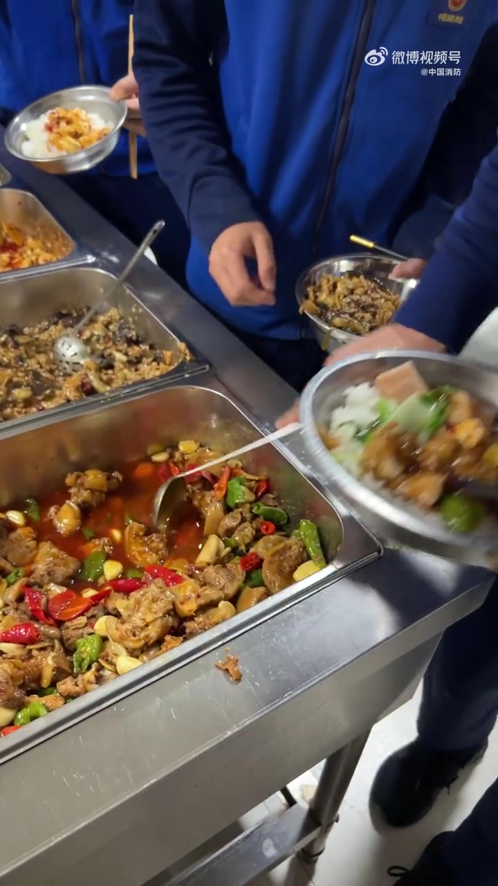 「沉浸式体验到消防队食堂干饭」饭点到啦,看看 的一餐怎么样?爽口开胃的开胃海带丝、肥而不腻