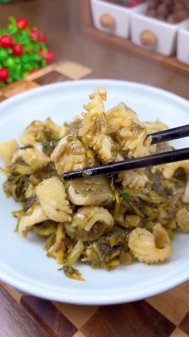 在温州目鱼的做法很多,今天这道 雪菜烧目鱼 咸香下饭,你一定要试试 温州美食 家常菜