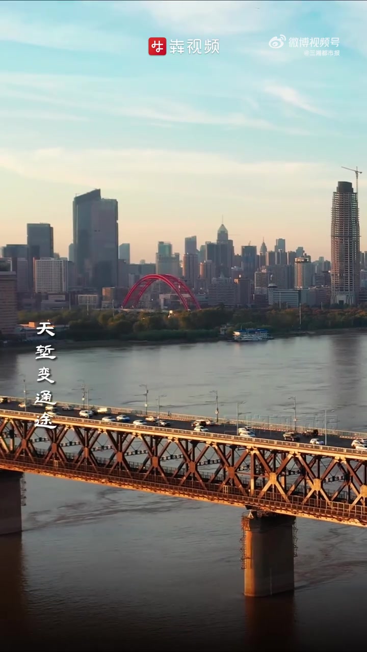 早安·毛泽东诗集《水调歌头·游泳》才饮长沙水,又食武昌鱼。万里长江横渡,极目楚天舒。不管风