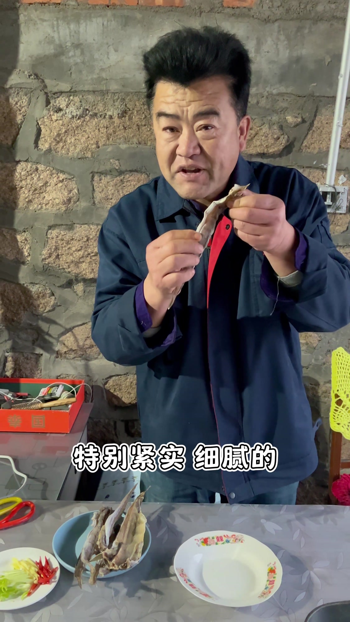 渔民老海今天做一道蒸海鲶鱼干,放上调料上锅蒸熟,鲜香又艮啾