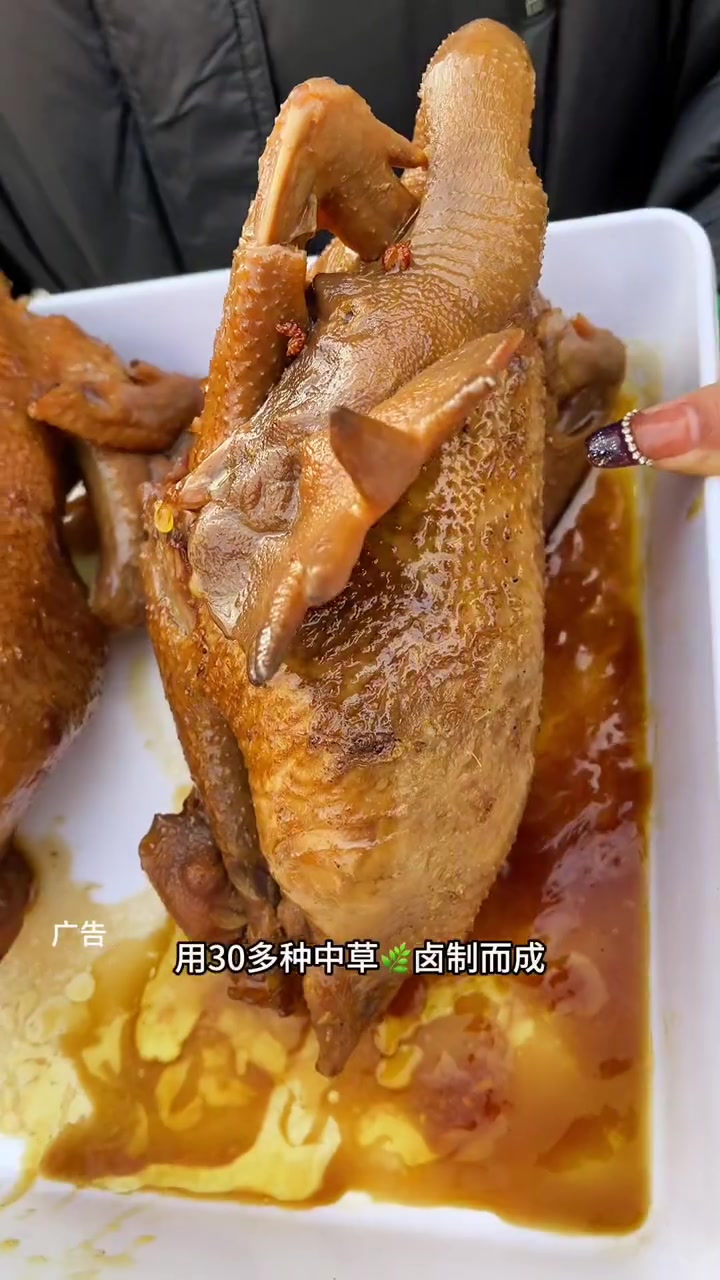 地方特色美食“荷香酥骨鱼”现在团购仅19.9,真是人间美味呀 地道美食 熟食店 寻找美食 