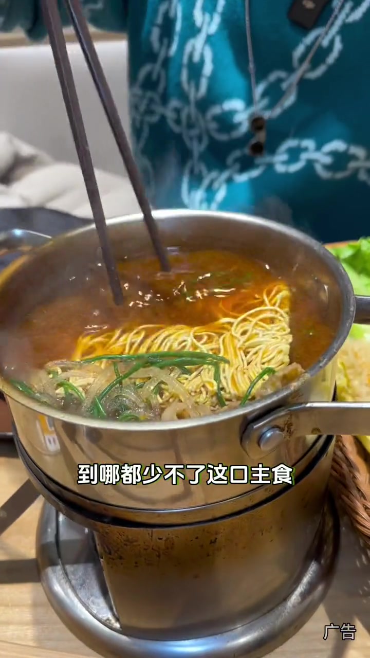 这是一家小有情调的清真小火锅店,适合小聚 肥的是牛清真肥牛火锅 花店里的火锅店 天儿冷吃点