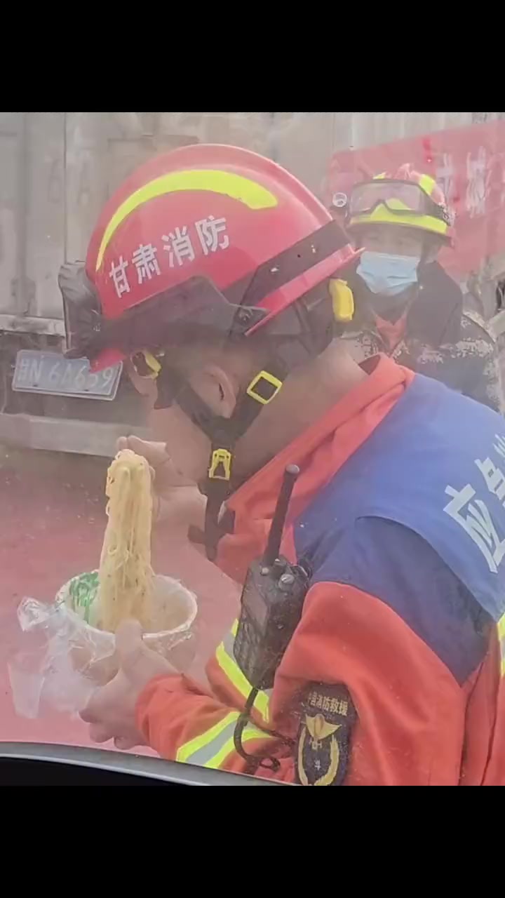 「争分夺秒!救援消防员两口吞下一碗牛肉面」12月20日,甘肃临夏,积石山县大河家镇大墩村安