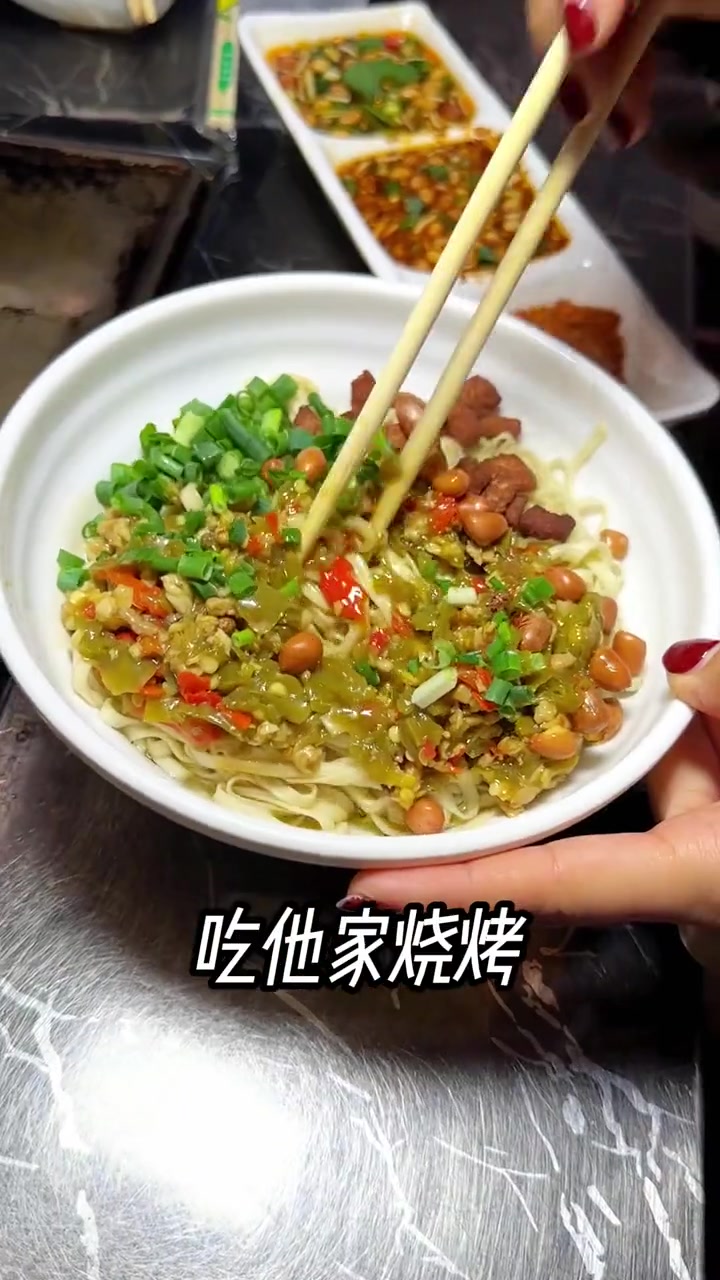 都匀老牌的老贵阳坨坨肉,今晚的宵夜和朋友安排在这里,还是一如既往的老味道!都匀美食打卡指南