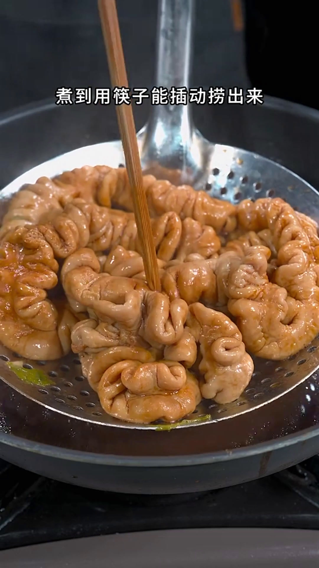干锅香辣肥肠,这样做,自己在家也能做出饭店大厨的味道