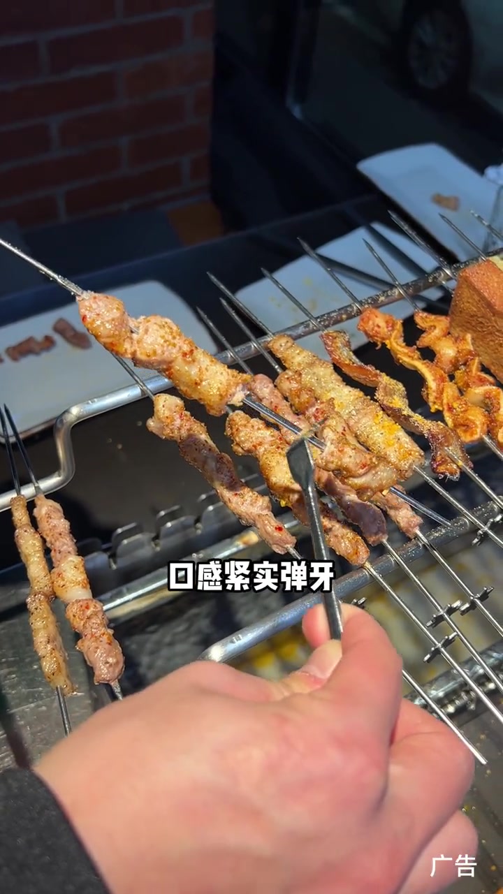 来鼓楼,肯定要吃很久以前羊肉串哇!很久以前羊肉串 羊肉来自呼伦贝尔大草原 深夜撸串是什么体