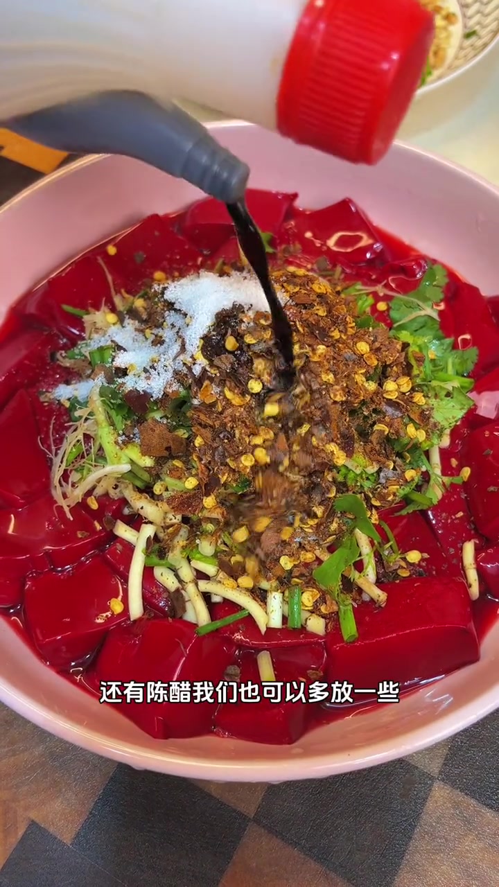 马上过年了,杀猪饭的第一道菜,凉拌猪血,有人喜欢吃吗?凉拌猪血 贵州杀猪饭 贵州美食