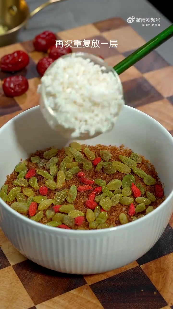中午吃什么 马上要过年了,年夜饭肯定少不了这个红糖糯米八宝饭,寓意全家团圆、红红火火、甜甜