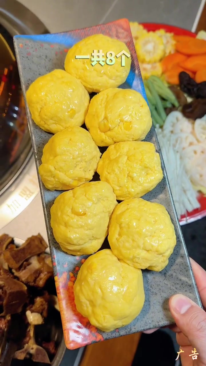 晨皓祥人民公社铁锅炖 晨皓祥十二家连锁老店 山西美食 好吃,俩人吃富富余余,三斤的大骨头上